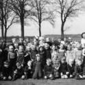 1953 Dick in de eerste klas van de lagere school, voorste rij, helemaal rechts