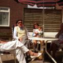 1988 Tienke, opa Vos, Marieke, Jantine en oma Vos, Norg<br>1988 Tienke, opa Vos, Marieke, Jantine en oma Vos, Norg