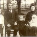 1917 v.l.n.r. Hendrik, Opa, Willem, Oma, Joppie, Roelie
