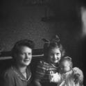 1951 Tina Pals-Bouwman met Diny en Tienke